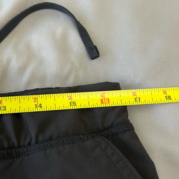Athleta shorts women’s large thin materials comfy. Pockets in back and front. - Picture 5 of 7